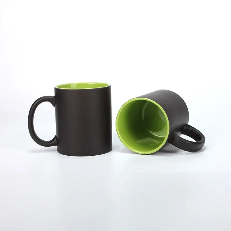 Cor preta mudando caneca de ca - Coffee Tea Photos avaliação e preço